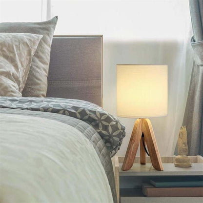 Holz-Tischlampe „Nordic Glow“ – Dreifuß Designlampe mit Leinenschirm im Boho-Scandi-Stil