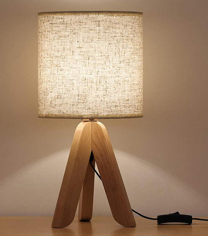 Holz-Tischlampe „Nordic Glow“ – Dreifuß Designlampe mit Leinenschirm im Boho-Scandi-Stil