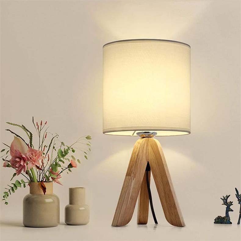 Holz-Tischlampe „Nordic Glow“ – Dreifuß Designlampe mit Leinenschirm im Boho-Scandi-Stil