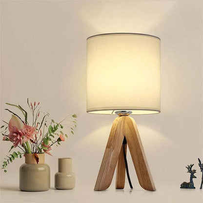 Holz-Tischlampe „Nordic Glow“ – Dreifuß Designlampe mit Leinenschirm im Boho-Scandi-Stil